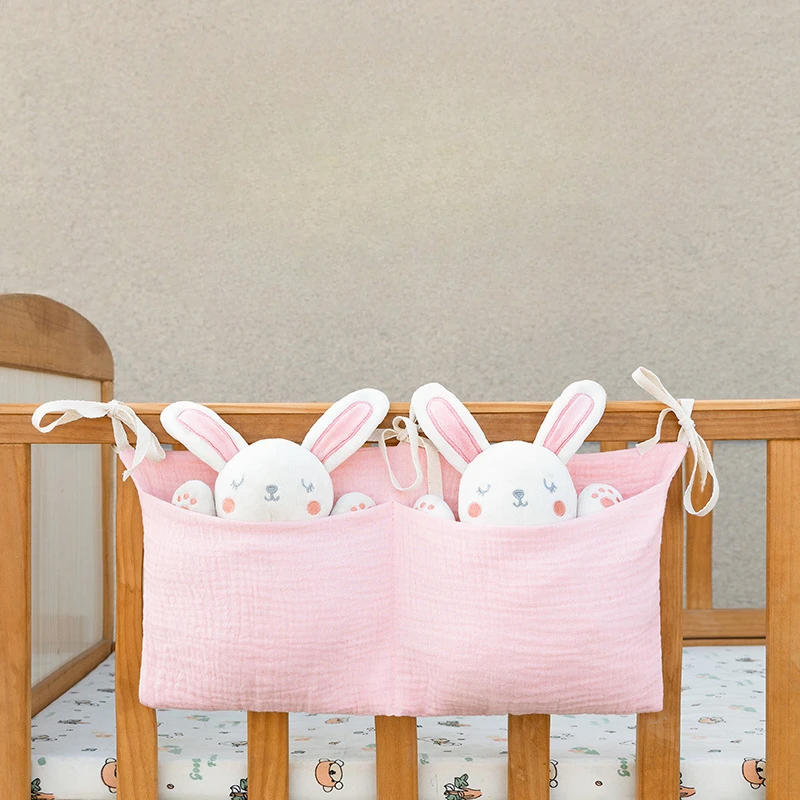 Baby Nursery Organization Ideas - 2 kieszenie przy łóżku wiszące pieluchy